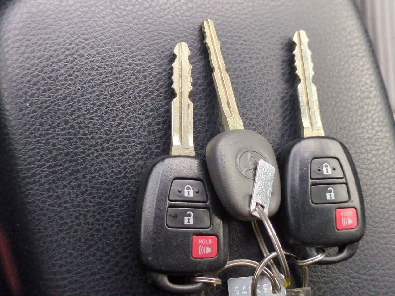 Used 2015 Toyota RAV4 LE AWD/4WD image 32