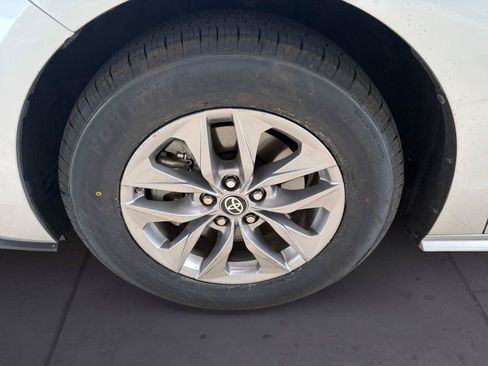 Used 2023 Toyota Sienna XLE FWD image 14