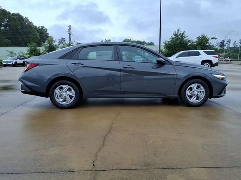 New 2026 Hyundai Elantra SE FWD image 2