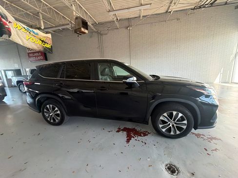 Used 2023 Toyota Highlander XLE FWD image 4