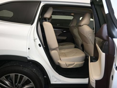 Used 2022 Toyota Highlander Platinum FWD image 28