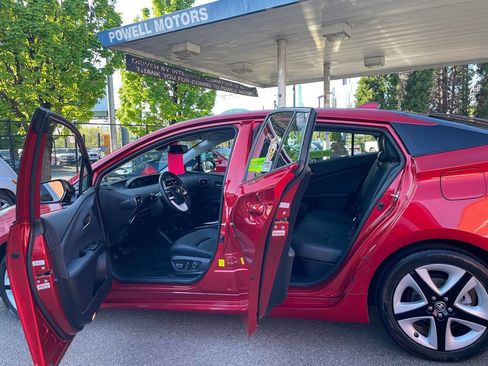Used 2017 Toyota Prius Four Touring w/ Premium Convenience Package FWD image 12