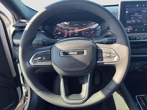 Used 2023 Jeep Compass Latitude AWD/4WD image 18