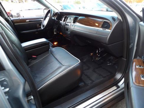 Used 2006 Lincoln Town Car Signature Limited image 12