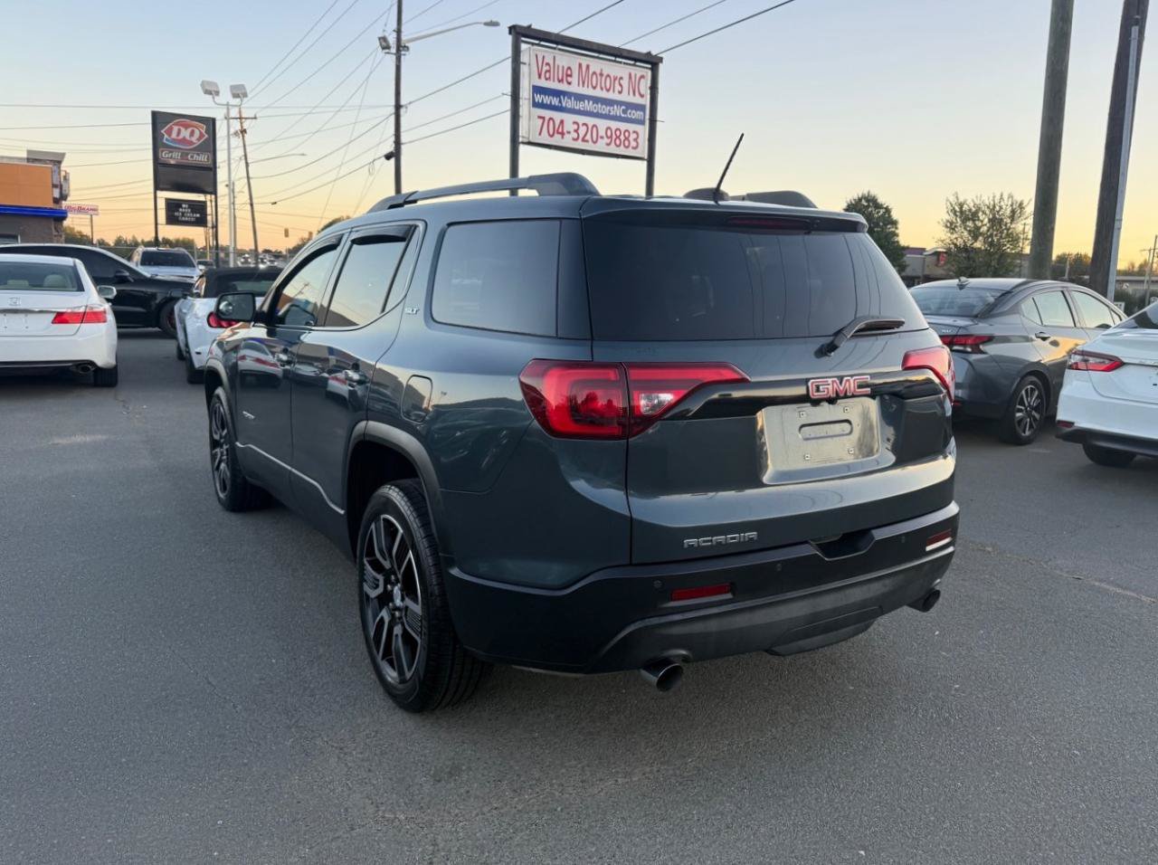 Used 2019 GMC Acadia SLT w/ Black Edition FWD image 4