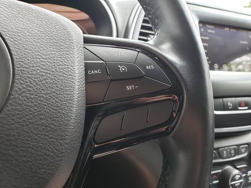 Used 2019 Jeep Cherokee Latitude Plus AWD/4WD image 21
