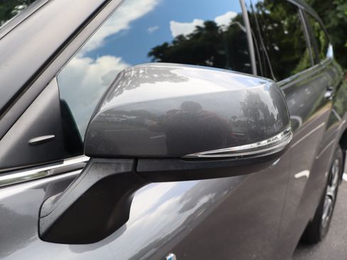 Used 2021 Toyota Highlander XLE AWD/4WD image 19
