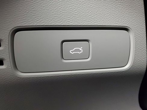 Certified 2025 Volvo XC40 B5 Plus image 37