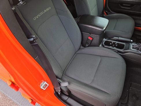 Used 2020 Jeep Gladiator Overland image 16