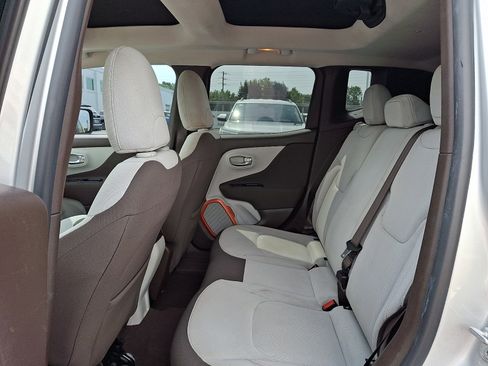 Used 2016 Jeep Renegade Latitude AWD/4WD image 10