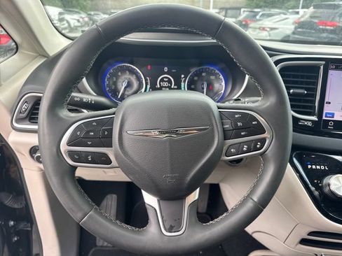 Used 2023 Chrysler Pacifica Touring-L FWD image 19