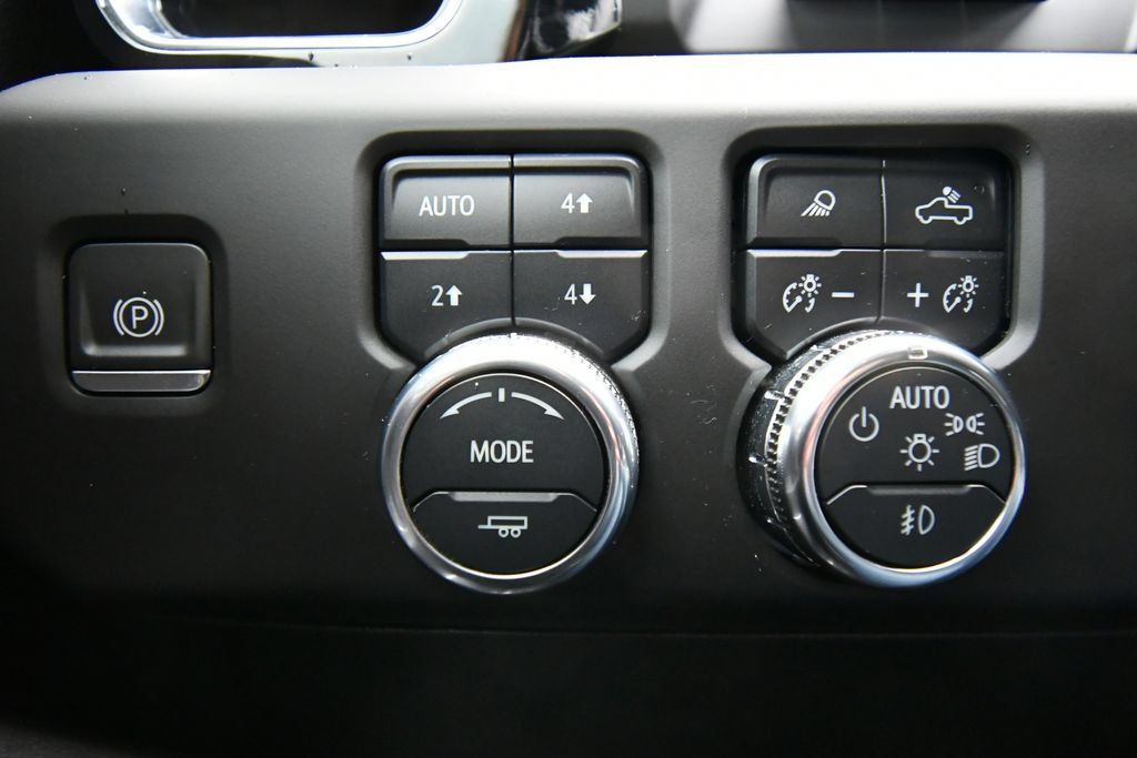 Used 2024 GMC Sierra 3500 Denali w/ Technology Package AWD/4WD image 23