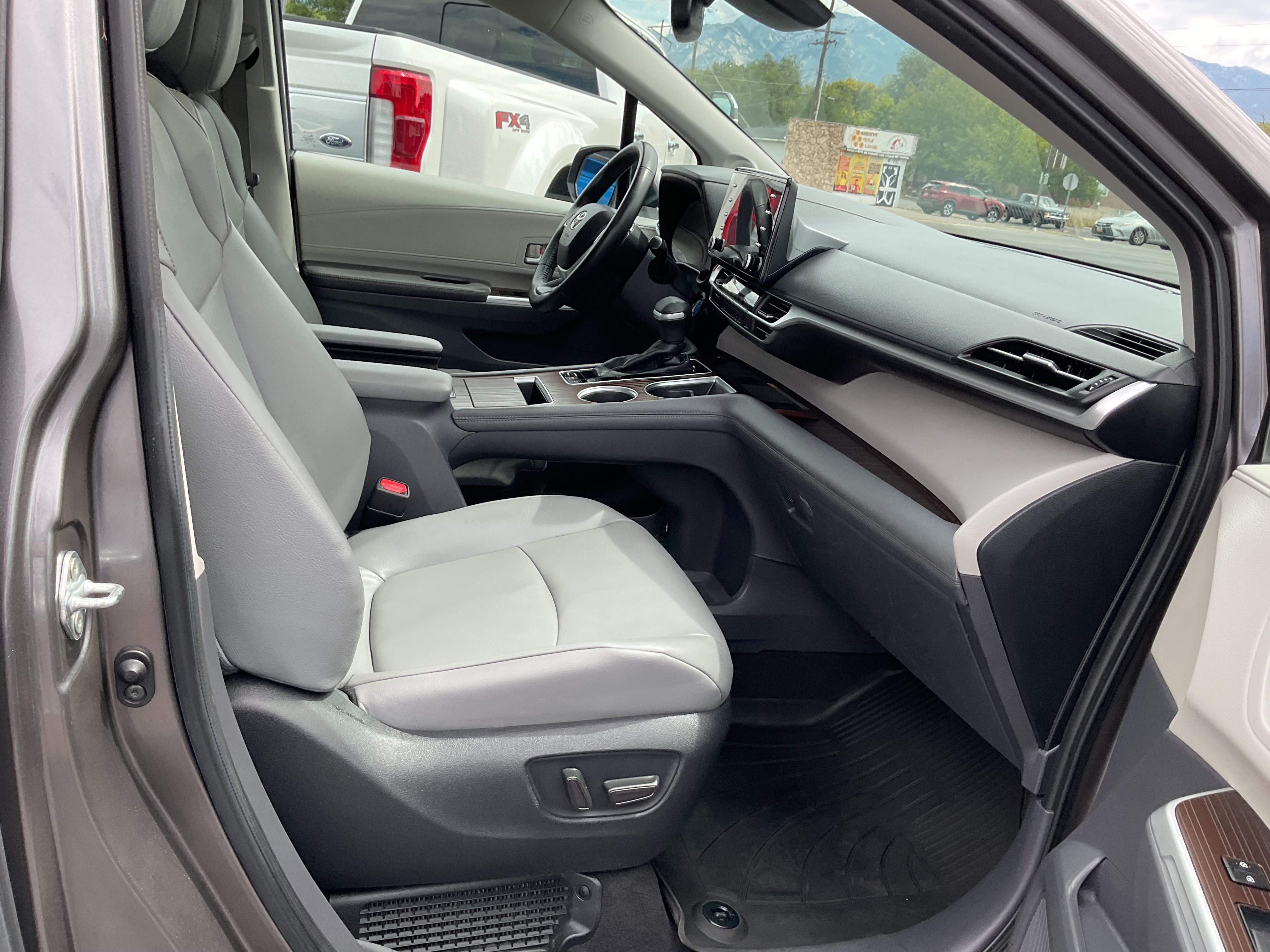 Used 2022 Toyota Sienna XLE w/ XLE Plus Package FWD image 10
