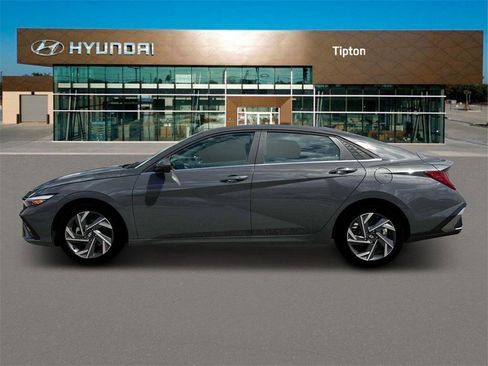 New 2025 Hyundai Elantra SEL image 3