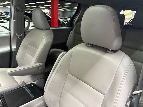 Used 2019 Toyota Sienna XLE w/ XLE Navigation Package FWD image 17