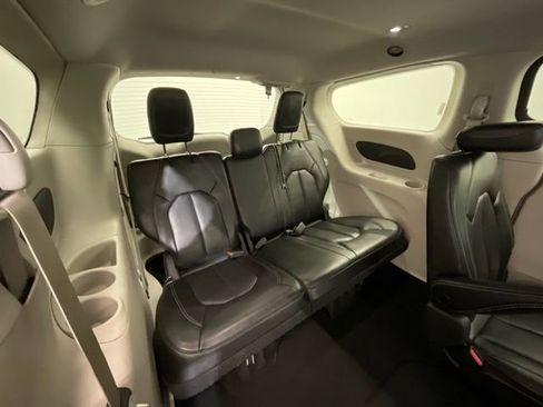 Used 2023 Chrysler Pacifica Touring-L FWD image 25