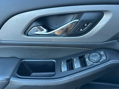 Used 2020 Chevrolet Traverse LT w/ LPO, Blackout Package image 12