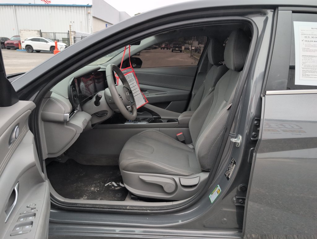 Used 2025 Hyundai Elantra SEL FWD image 10