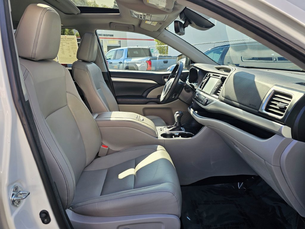 Used 2018 Toyota Highlander XLE AWD/4WD image 10