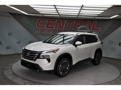 Used 2024 Nissan Rogue SV image 3