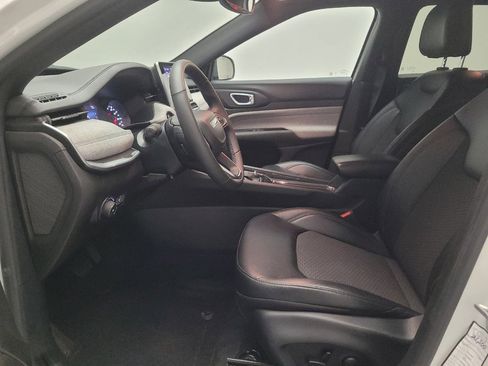 Used 2025 Jeep Compass Latitude w/ Sun & Sound Group AWD/4WD image 17