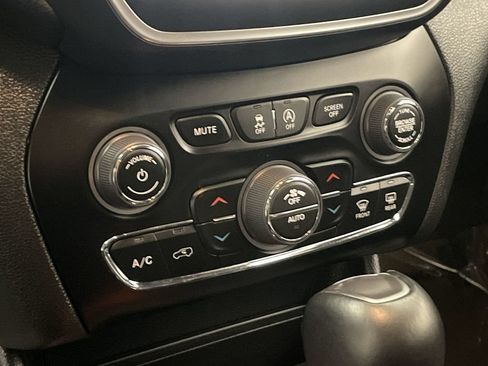 Used 2023 Jeep Cherokee Altitude Lux AWD/4WD image 12