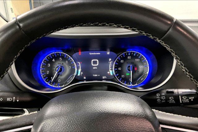 Used 2023 Chrysler Pacifica Touring-L FWD image 13