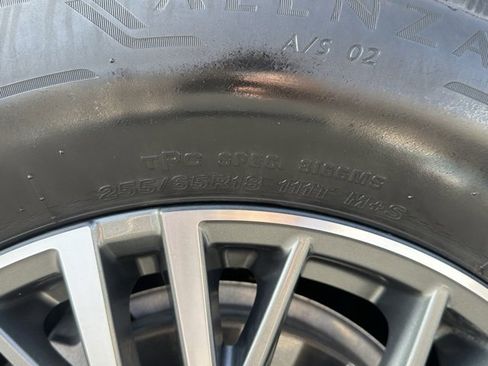 Used 2025 Chevrolet Traverse LT image 38