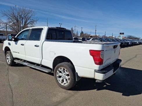 Used 2018 Nissan Titan SV image 9