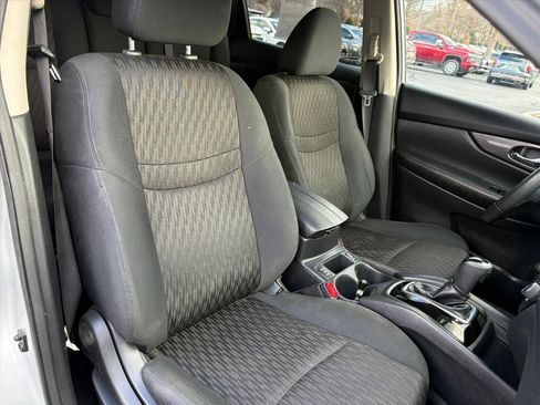 Used 2019 Nissan Rogue SV image 16