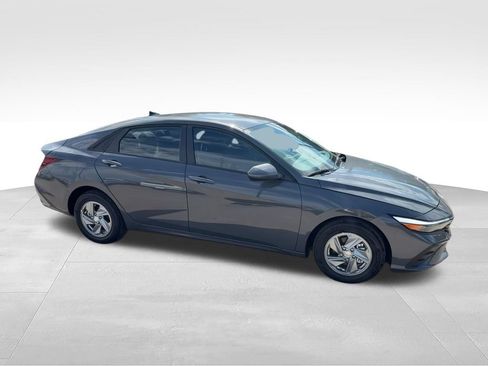New 2026 Hyundai Elantra SE FWD image 2