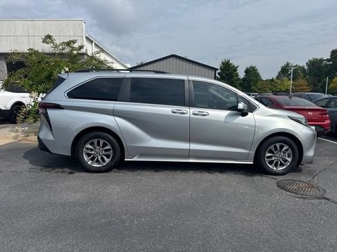 Used 2023 Toyota Sienna XLE FWD image 6