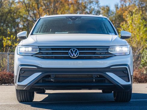 Used 2023 Volkswagen Tiguan SE image 2