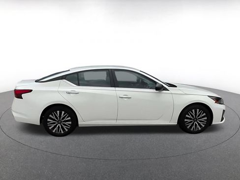 Used 2025 Nissan Altima 2.5 SV FWD image 13