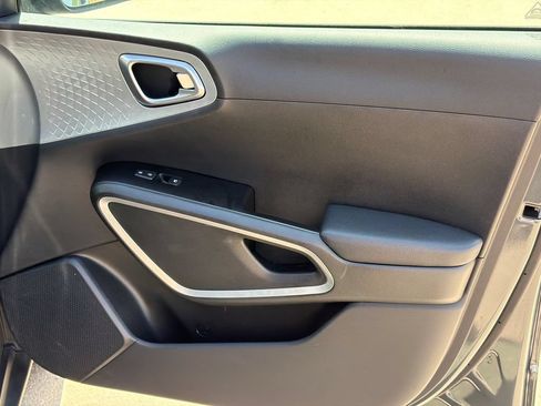 Used 2025 Kia Soul LX w/ LX Technology Package FWD image 14