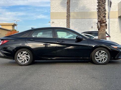 Used 2024 Hyundai Elantra SEL image 3