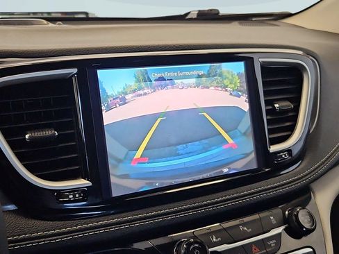 Used 2024 Chrysler Pacifica Limited FWD image 19