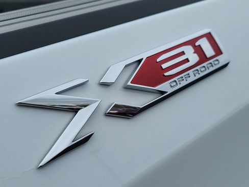 Used 2025 GMC Sierra 1500 SLE w/ X31 Off-Road Package AWD/4WD image 16