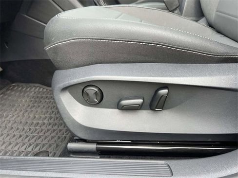 Used 2024 Volkswagen Taos SE image 17