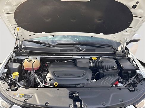 Used 2023 Chrysler Pacifica Touring-L image 10