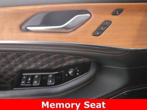 Used 2025 Jeep Grand Cherokee Summit image 20