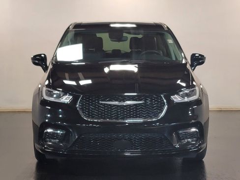 Used 2024 Chrysler Pacifica Touring-L image 3