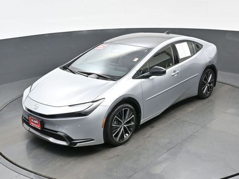 Used 2025 Toyota Prius XLE image 37