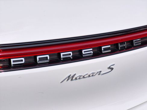 Certified 2025 Porsche Macan S AWD/4WD image 29