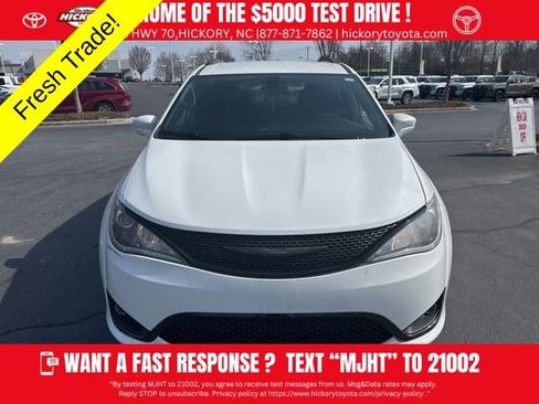 Used 2020 Chrysler Pacifica Touring-L w/ S Appearance Package image 9
