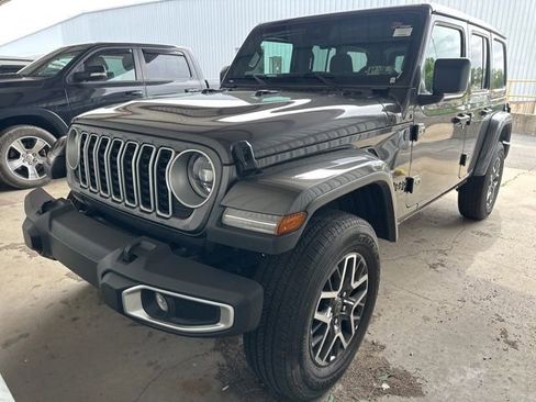 Used 2025 Jeep Wrangler Unlimited Sahara AWD/4WD image 17