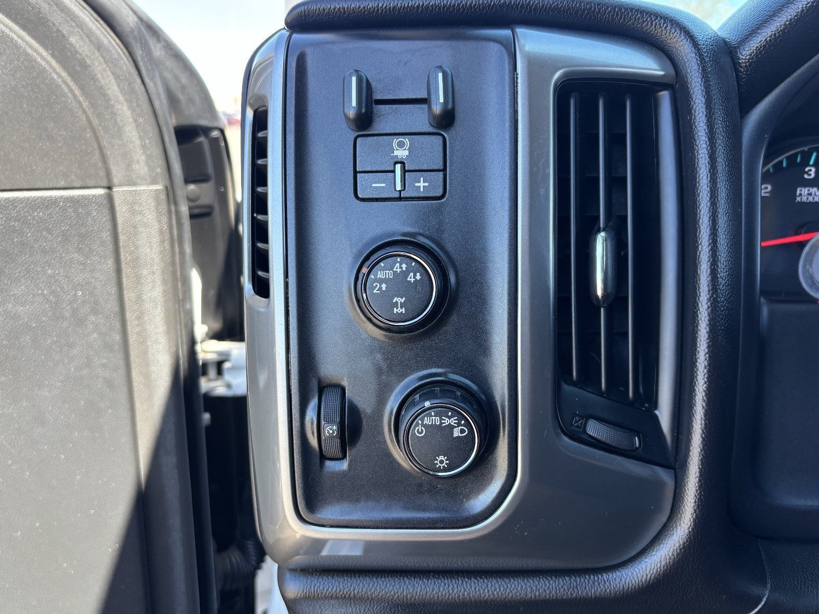 Used 2015 Chevrolet Silverado 1500 LT AWD/4WD image 34
