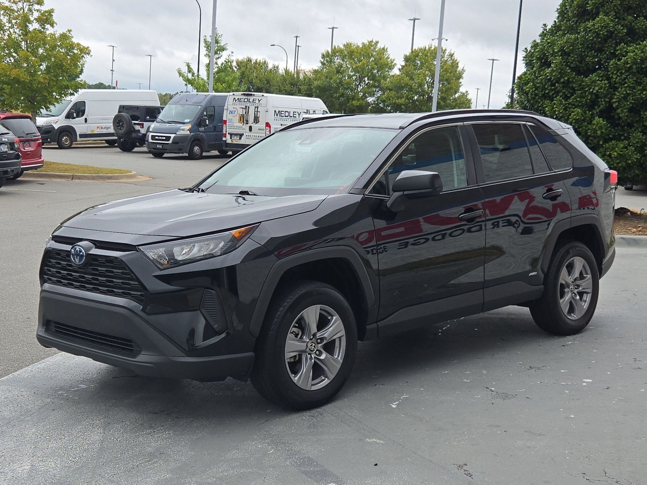 Used 2022 Toyota RAV4 LE AWD/4WD image 3