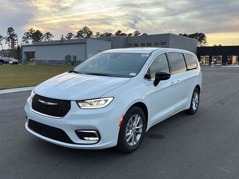 New 2026 Chrysler Pacifica Select image 5
