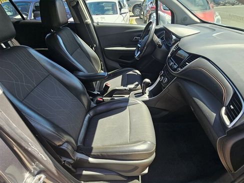 Used 2019 Chevrolet Trax LT w/ LT Convenience Package FWD image 5